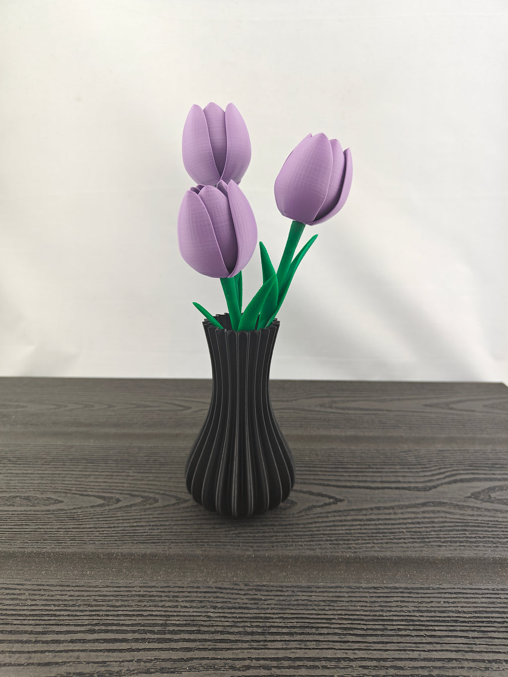 Rillet vase med 3 valgfri tulipaner