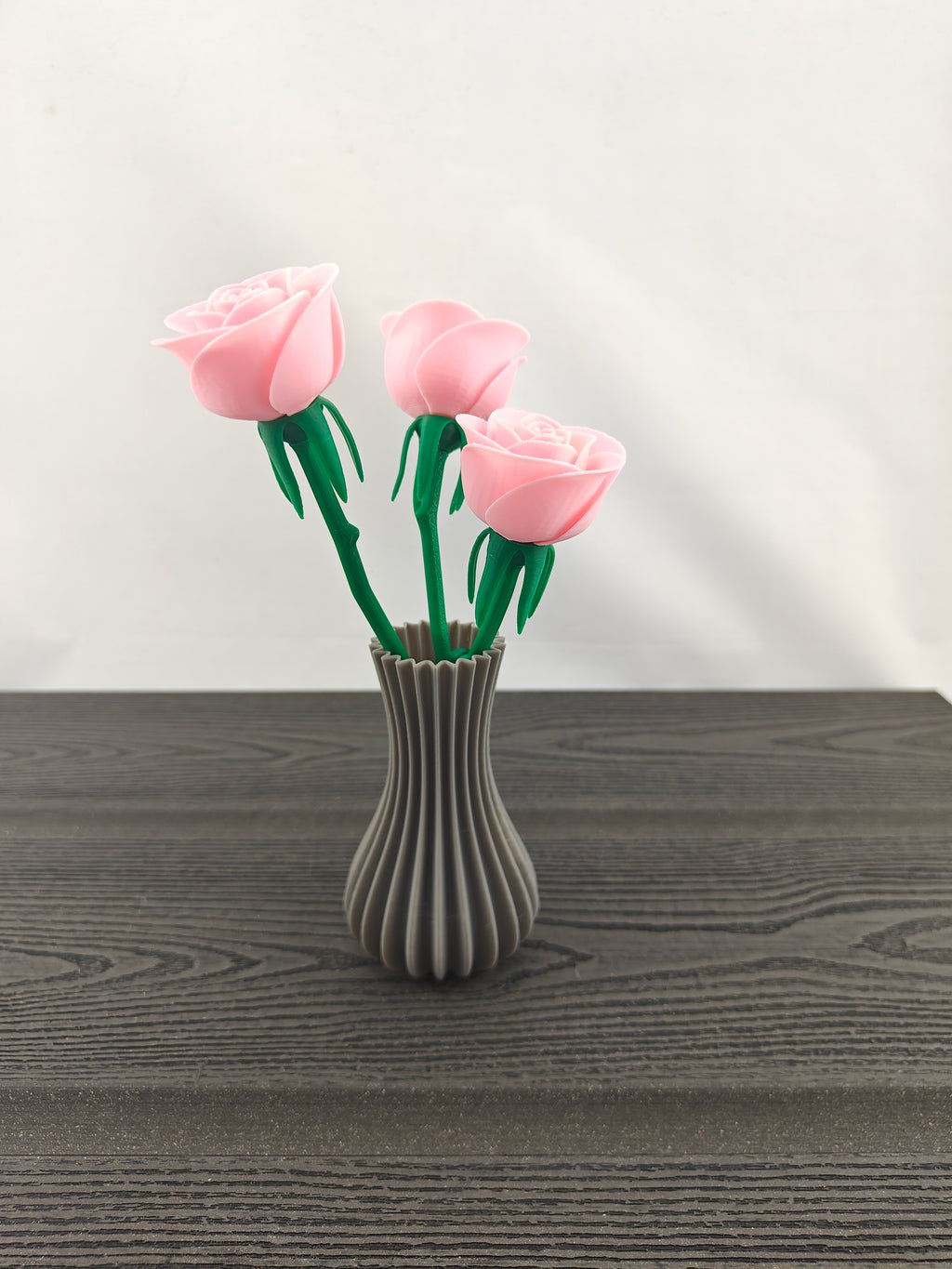 Rillet vase med 3 valgfri roser