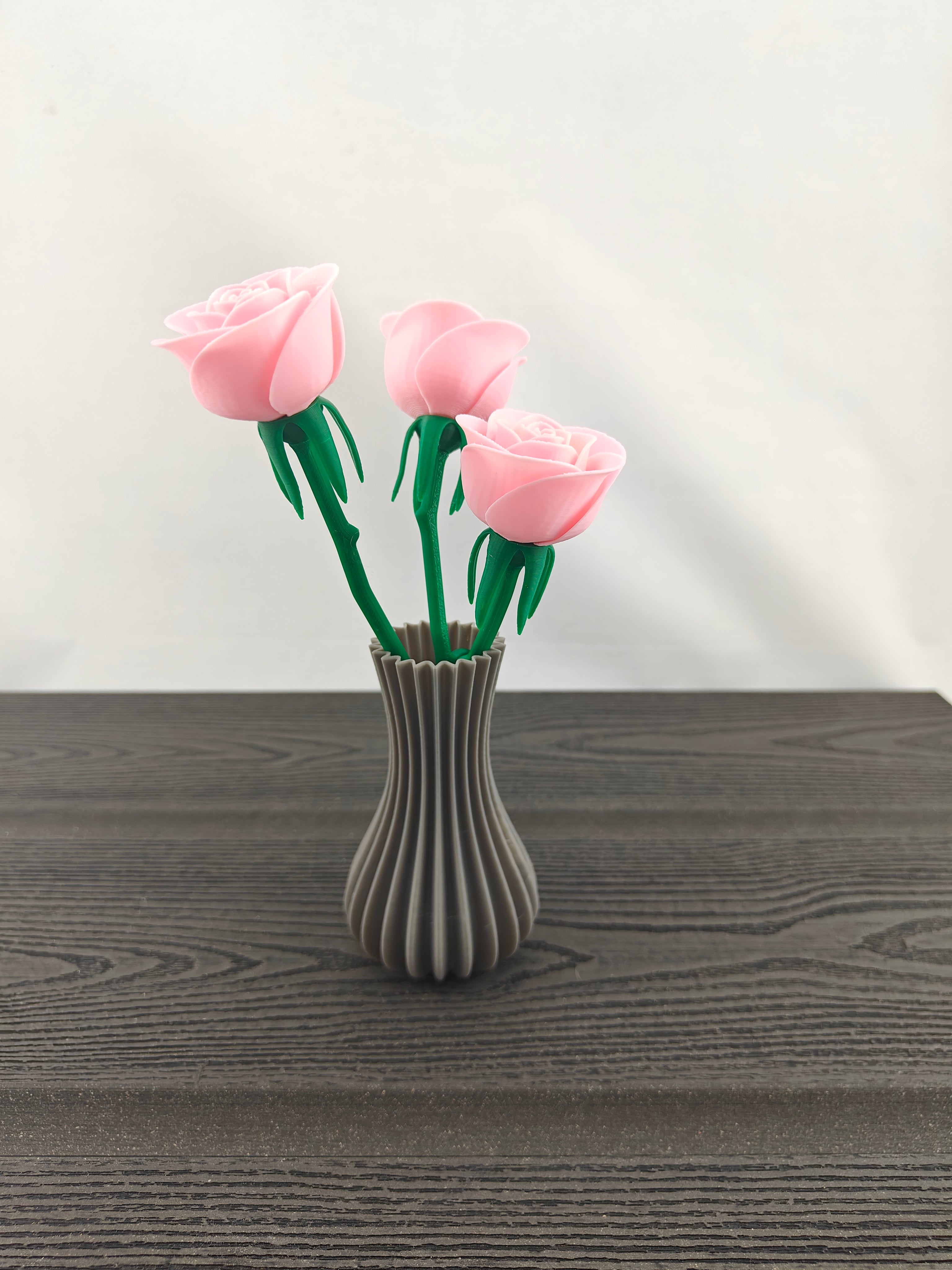 Rillet vase med 3 valgfri roser