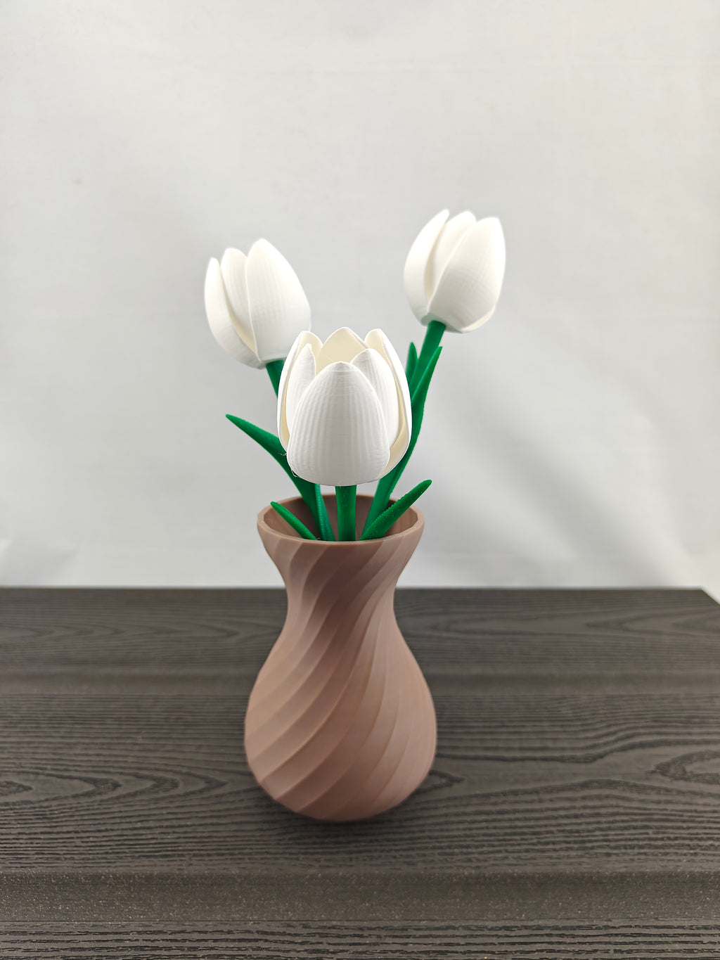 Tvistet vase med 3 valgfri tulipaner