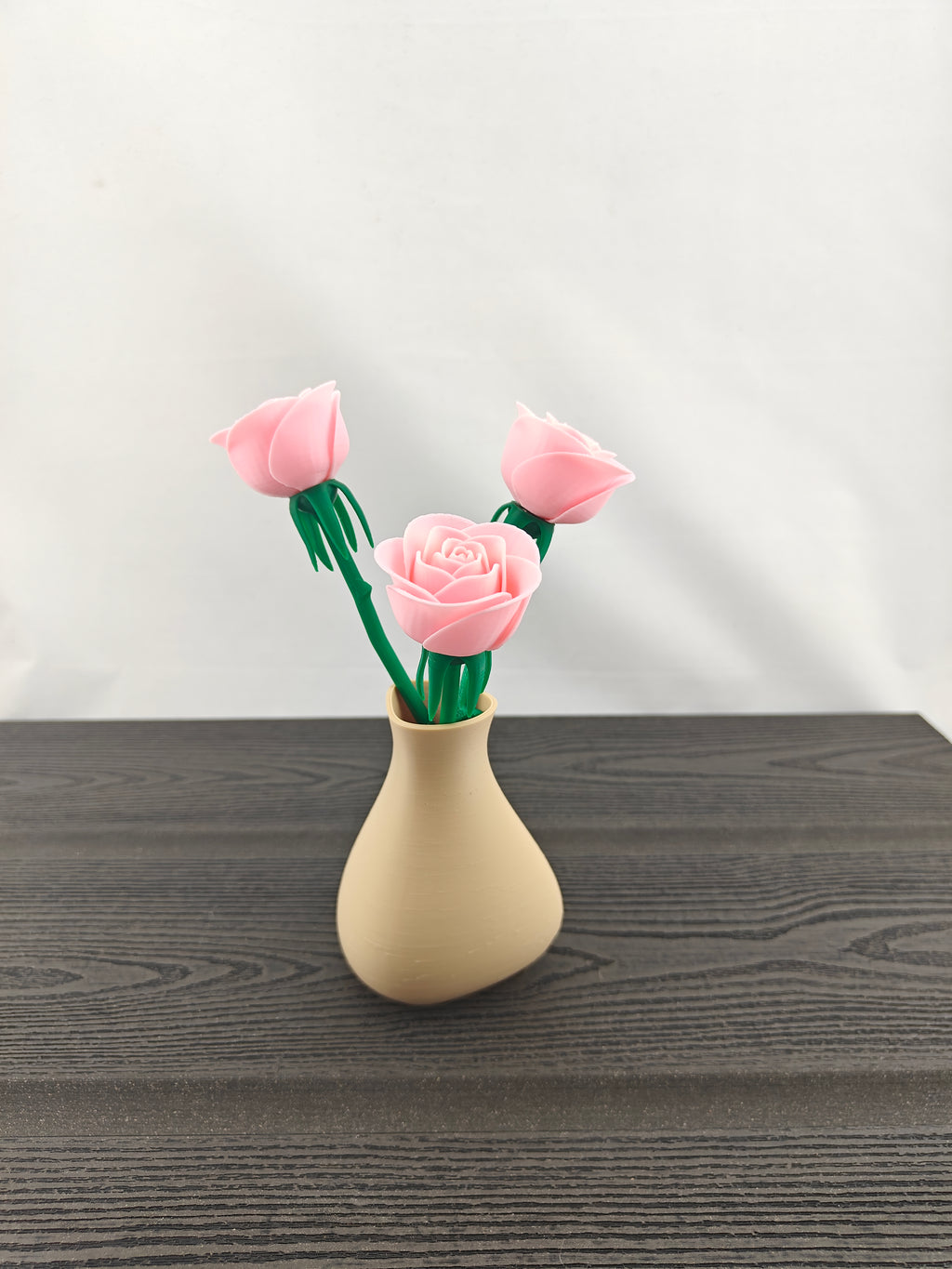 Trekant vase med 3 valgfri roser