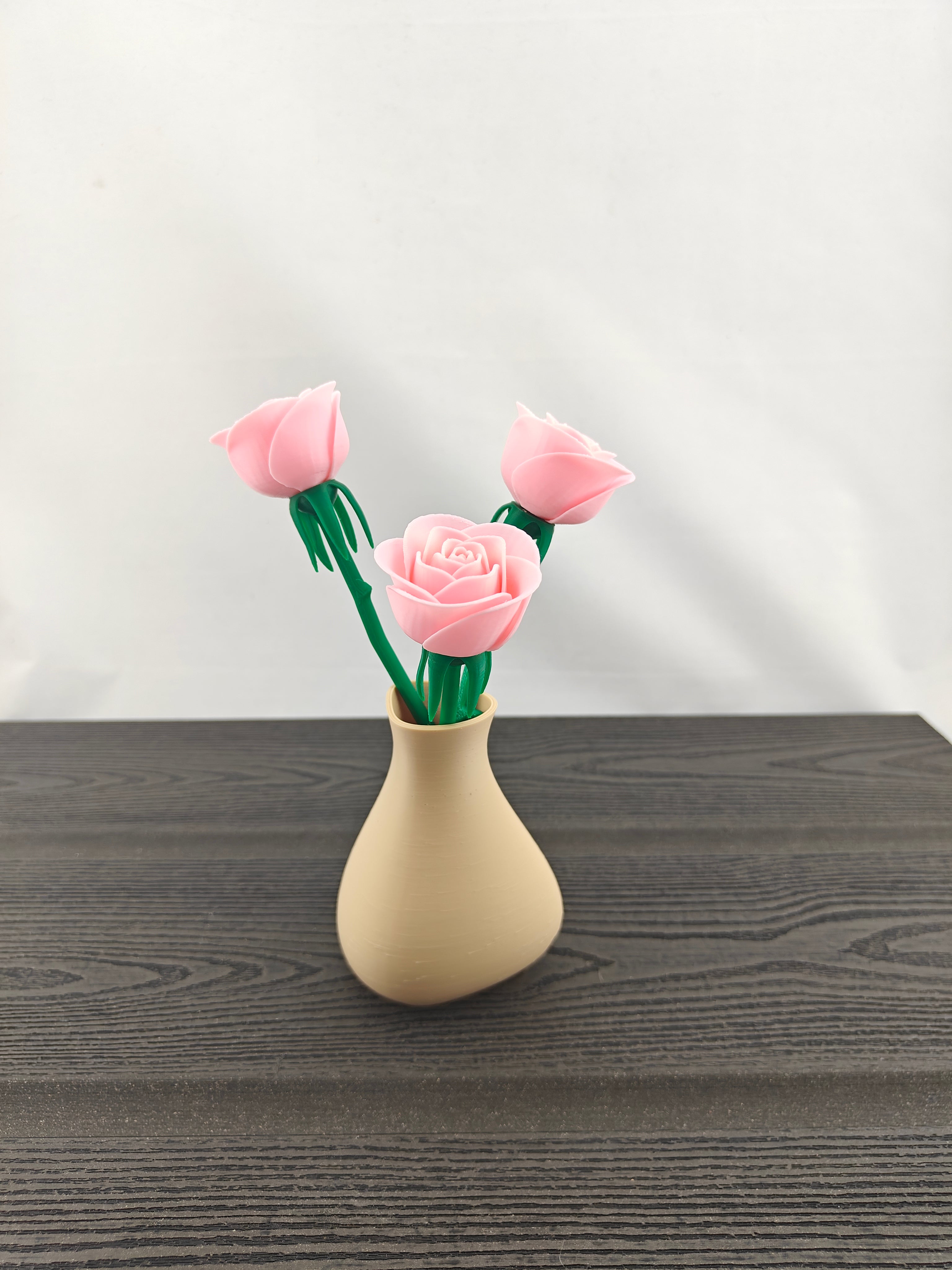 Trekant vase med 3 valgfri roser