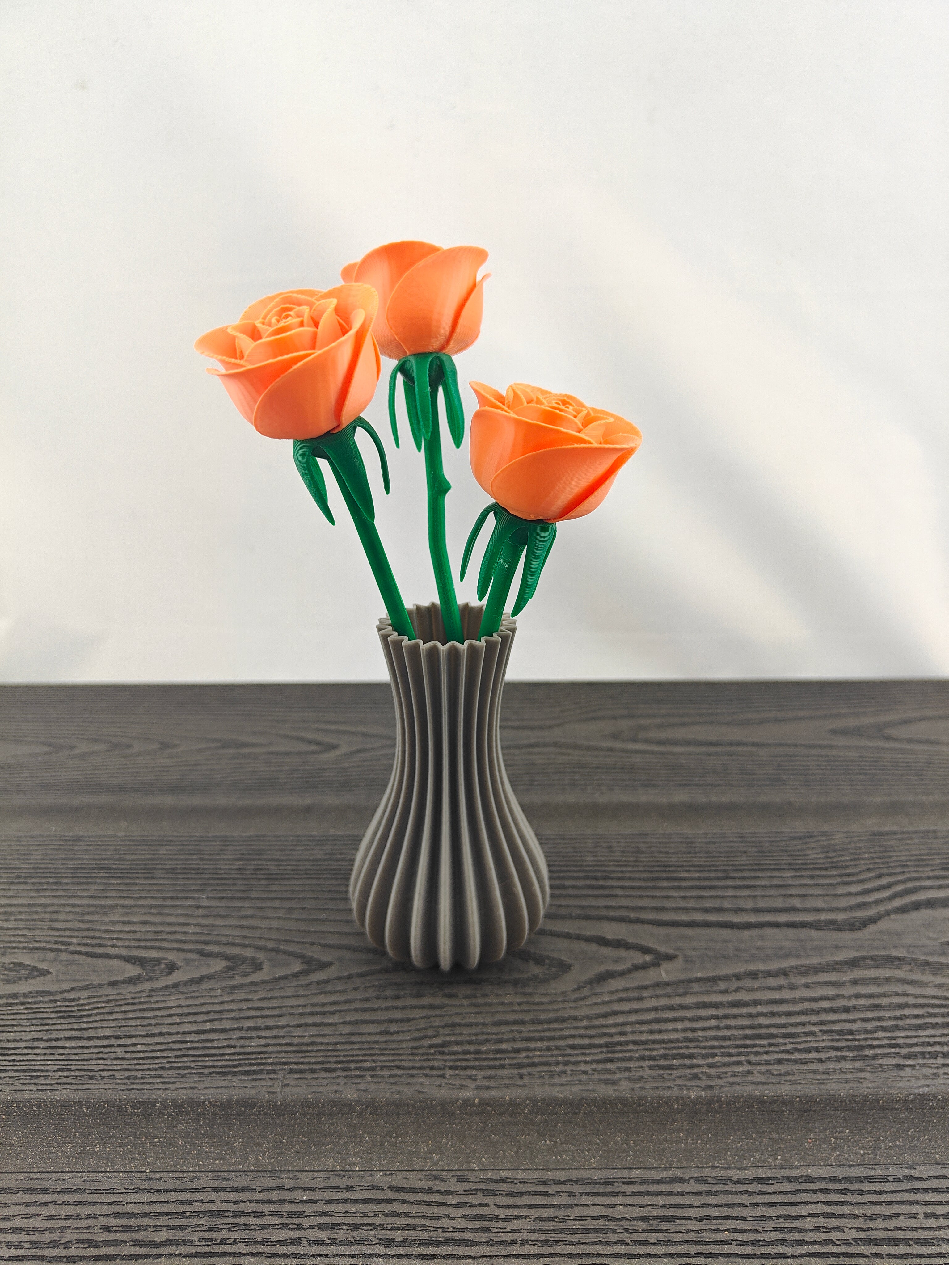 Rillet vase med 3 valgfri roser
