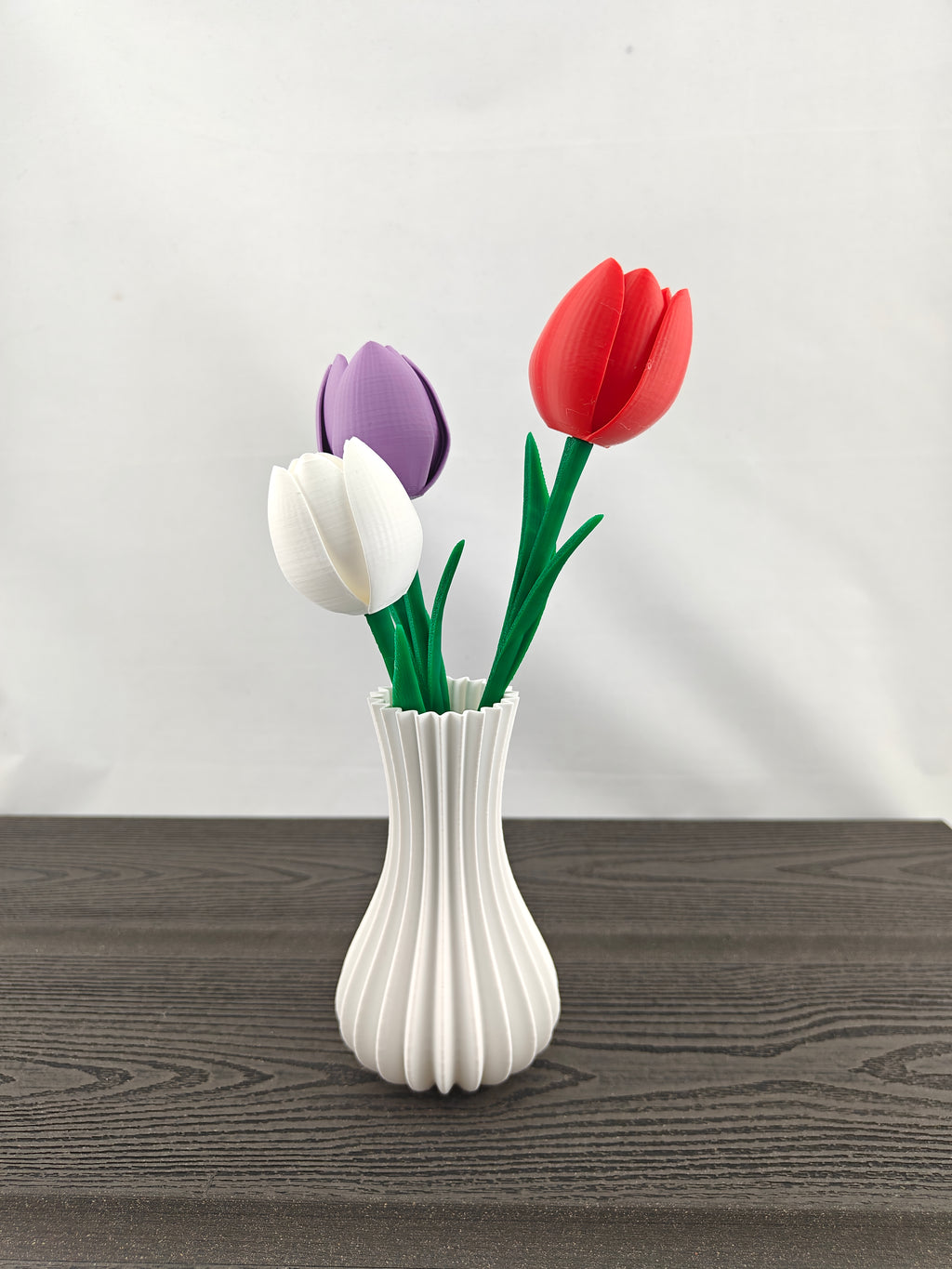Rillet vase med 3 valgfri tulipaner