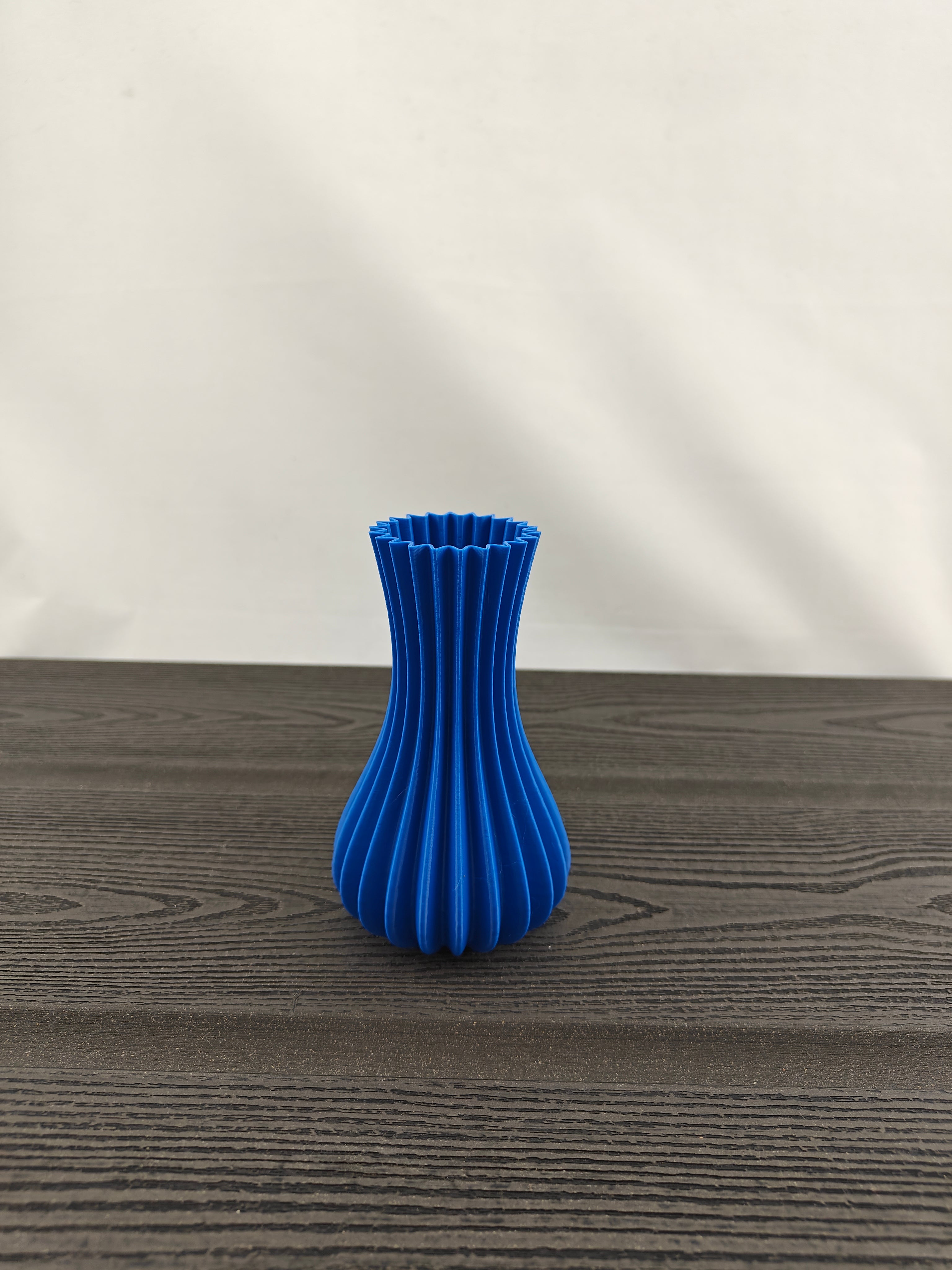 Rillet vase med 3 valgfri tulipaner