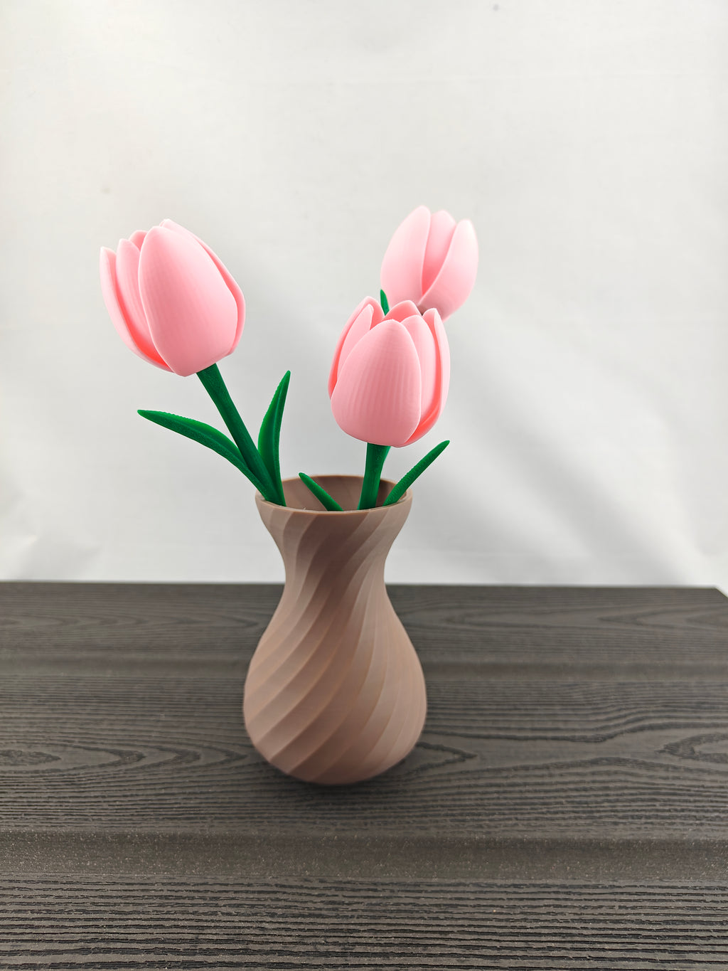 Tvistet vase med 3 valgfri tulipaner