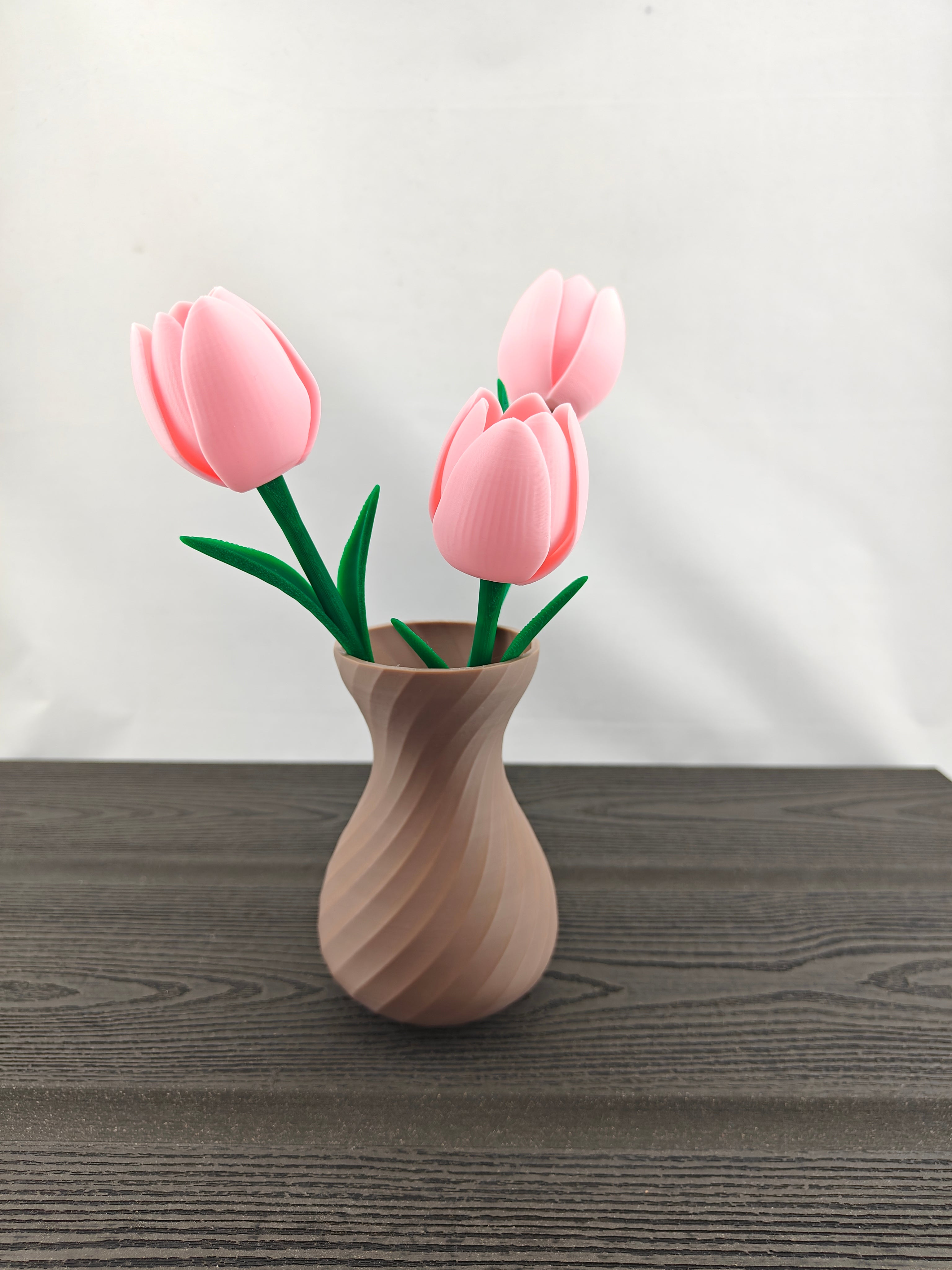 Tvistet vase med 3 valgfri tulipaner