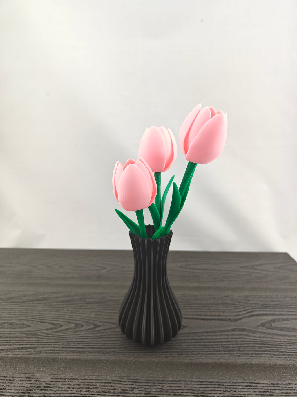 Rillet vase med 3 valgfri tulipaner