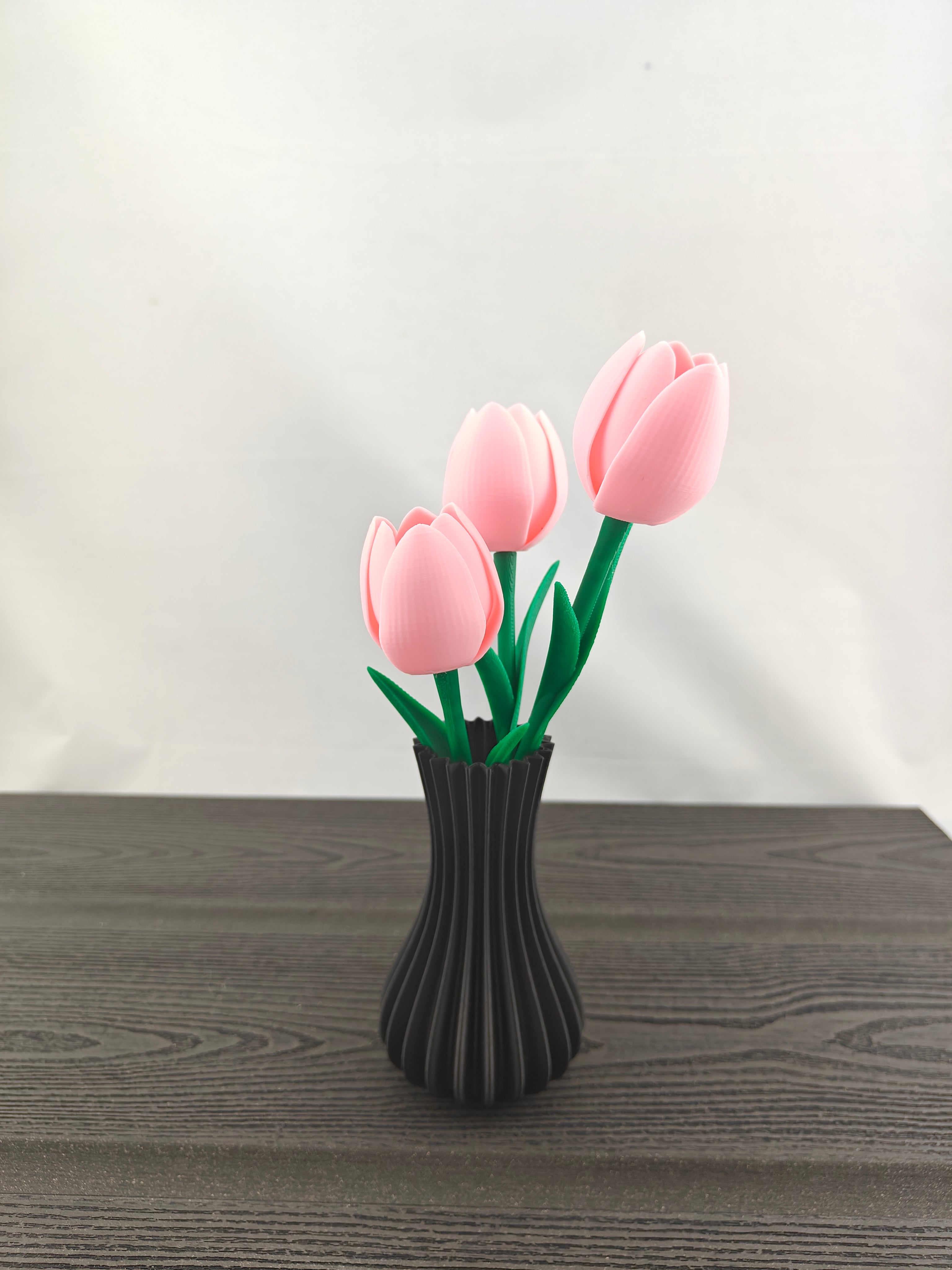 Rillet vase med 3 valgfri tulipaner