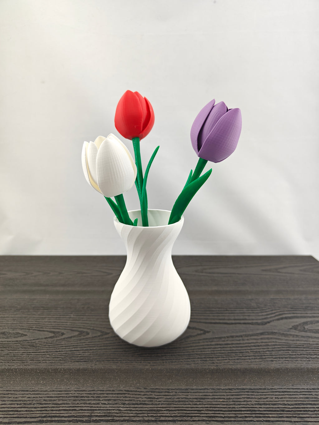 Tvistet vase med 3 valgfri tulipaner