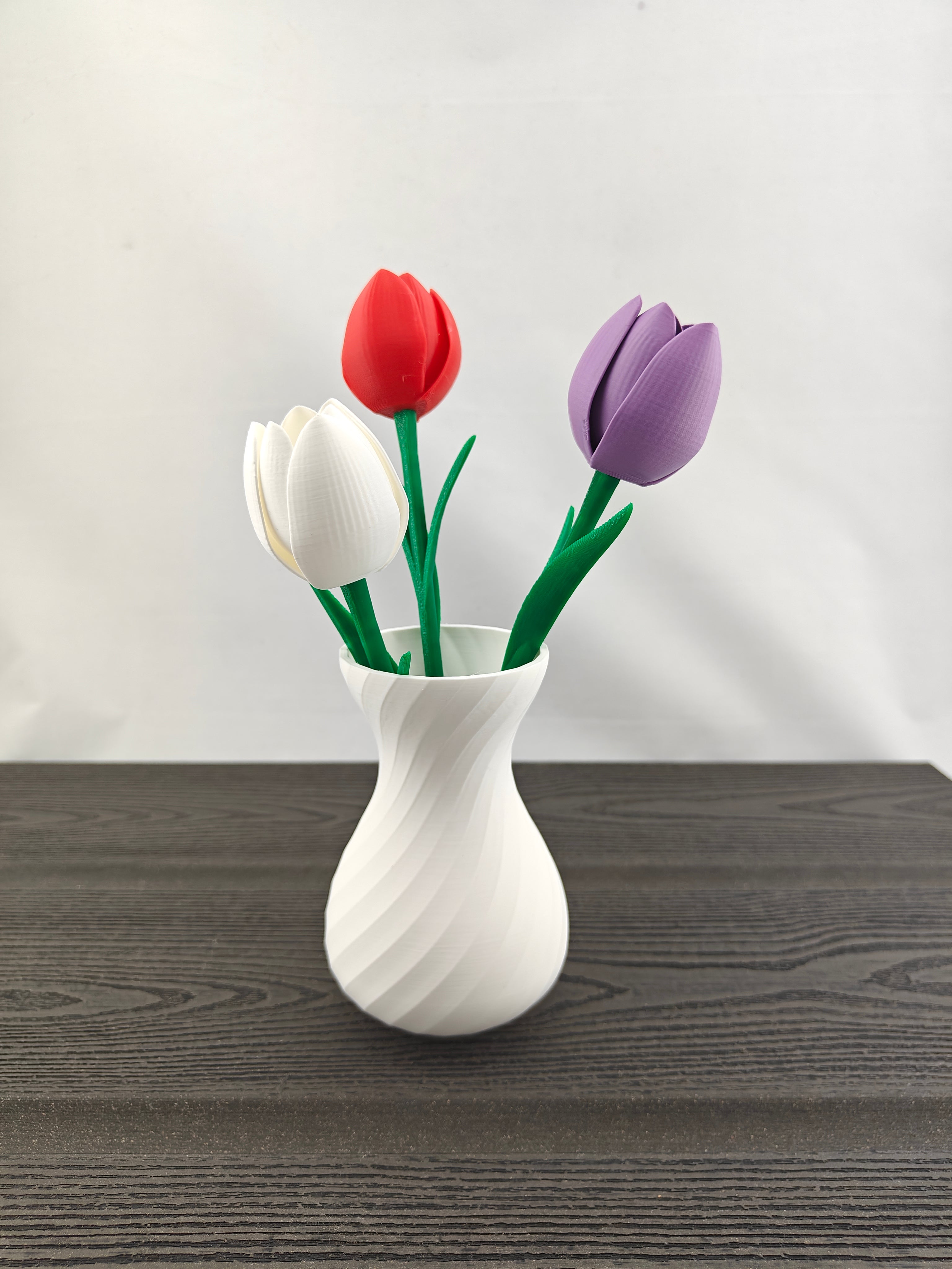 Tvistet vase med 3 valgfri tulipaner