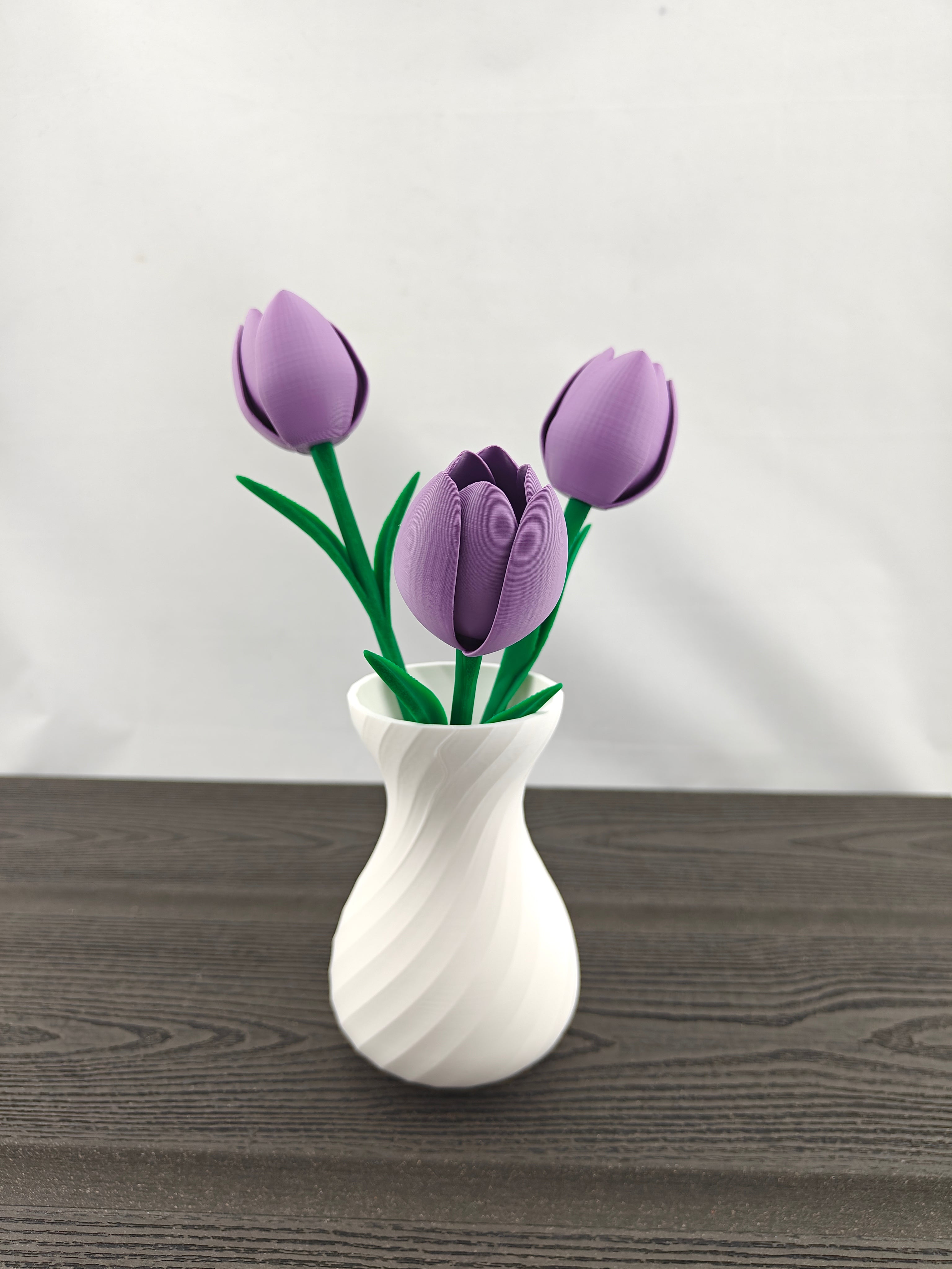 Tvistet vase med 3 valgfri tulipaner