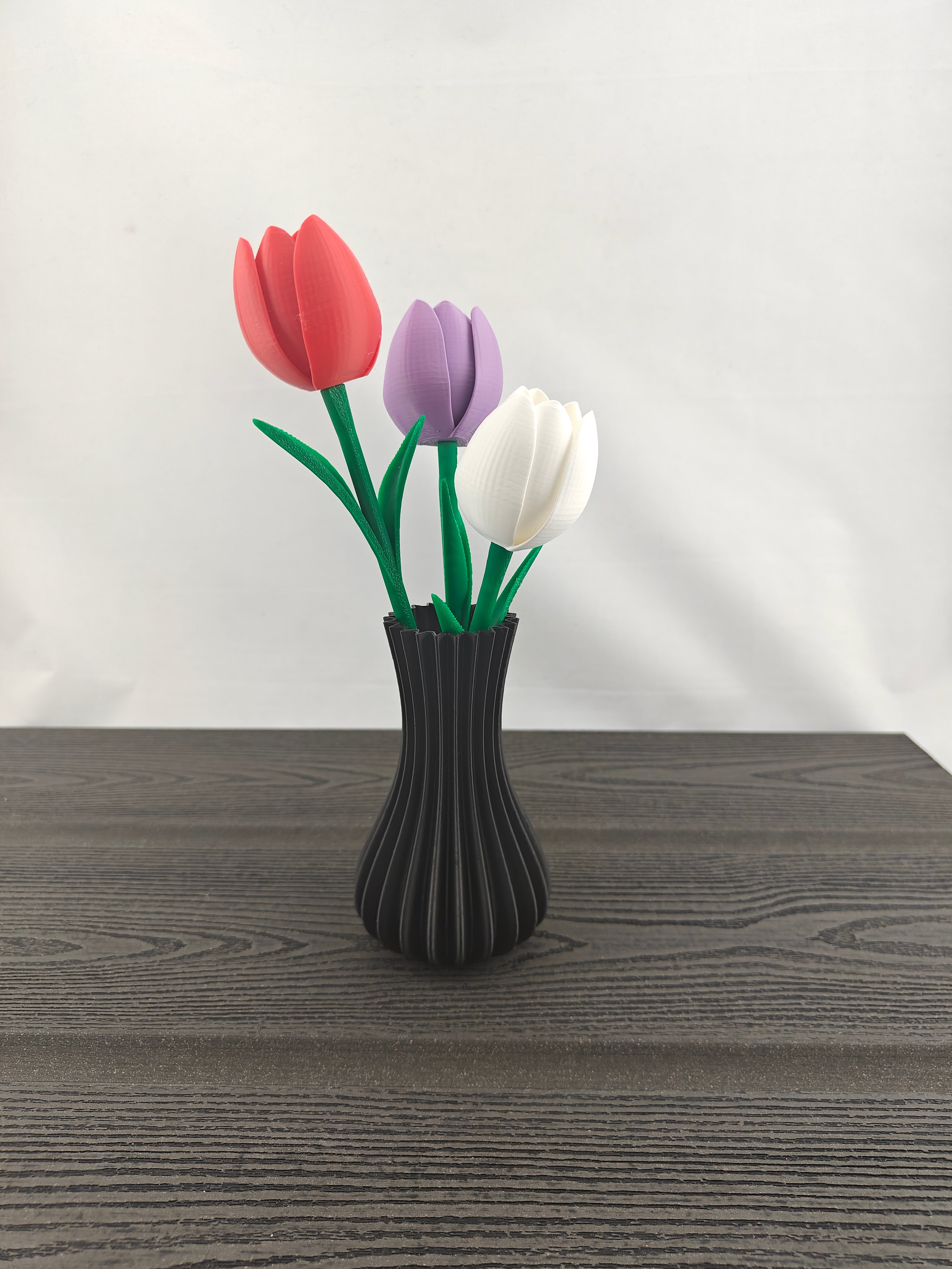 Rillet vase med 3 valgfri tulipaner