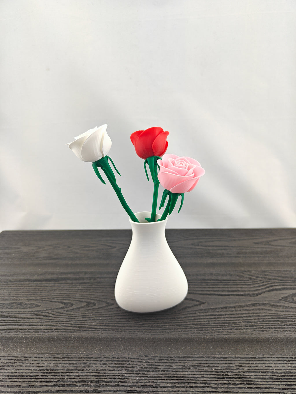 Trekant vase med 3 valgfri roser