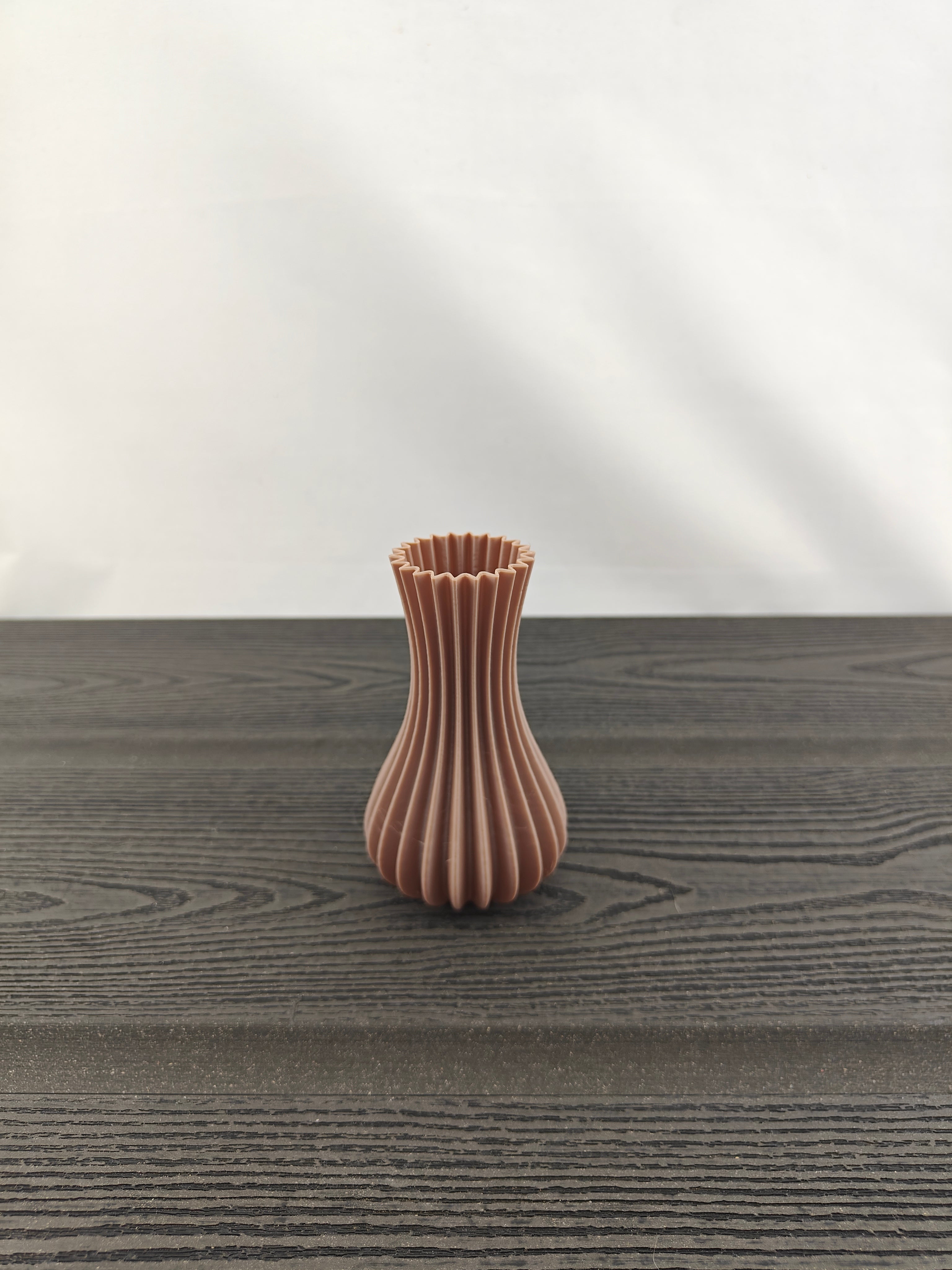 Rillet vase med 3 valgfri roser