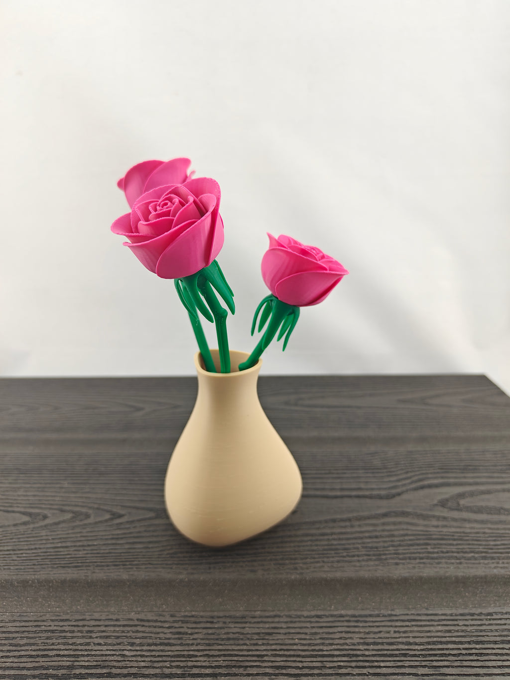 Trekant vase med 3 valgfri roser