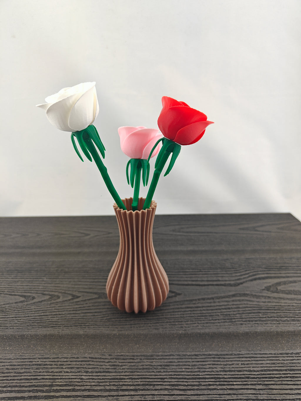 Rillet vase med 3 valgfri roser