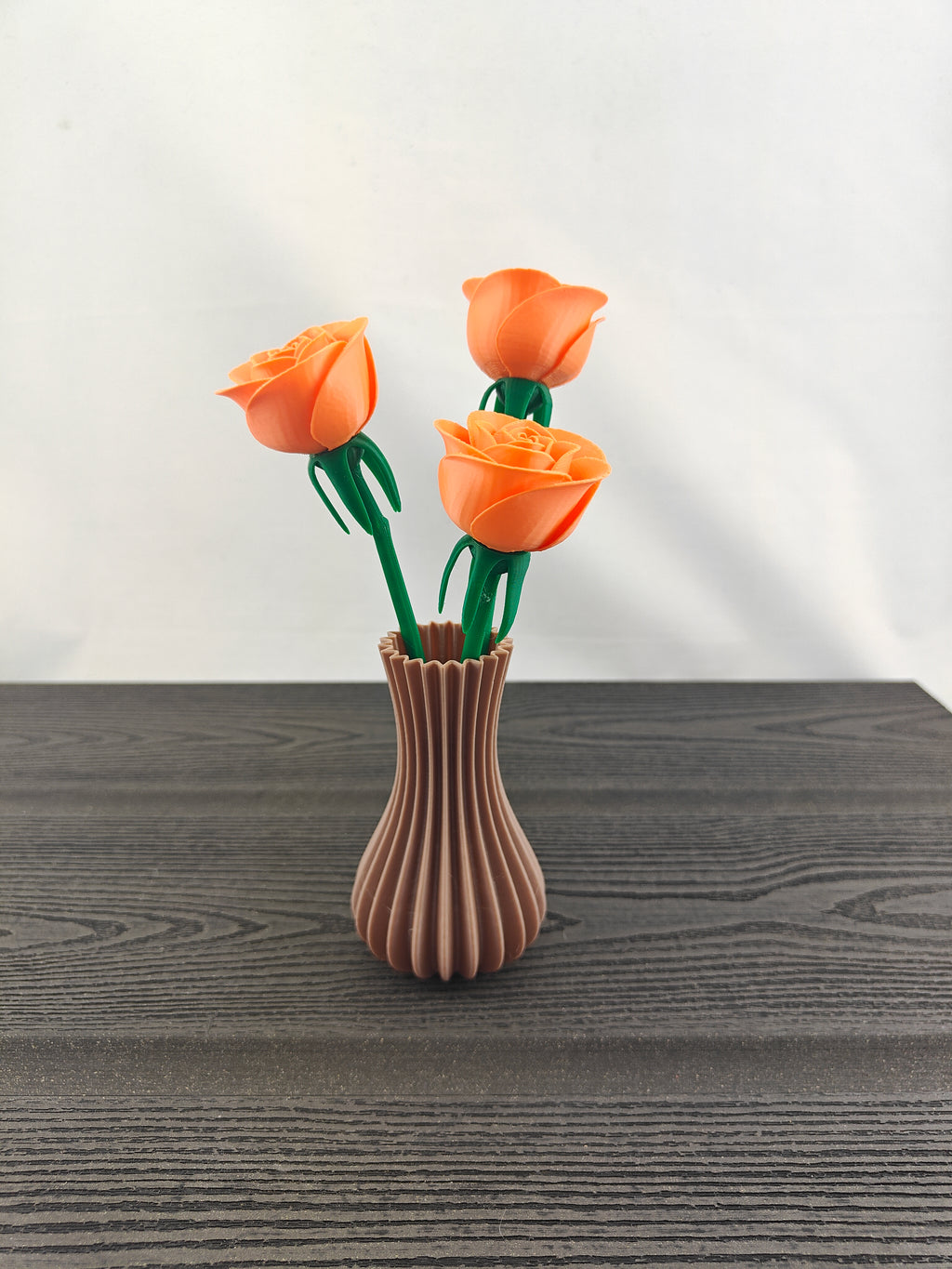 Rillet vase med 3 valgfri roser