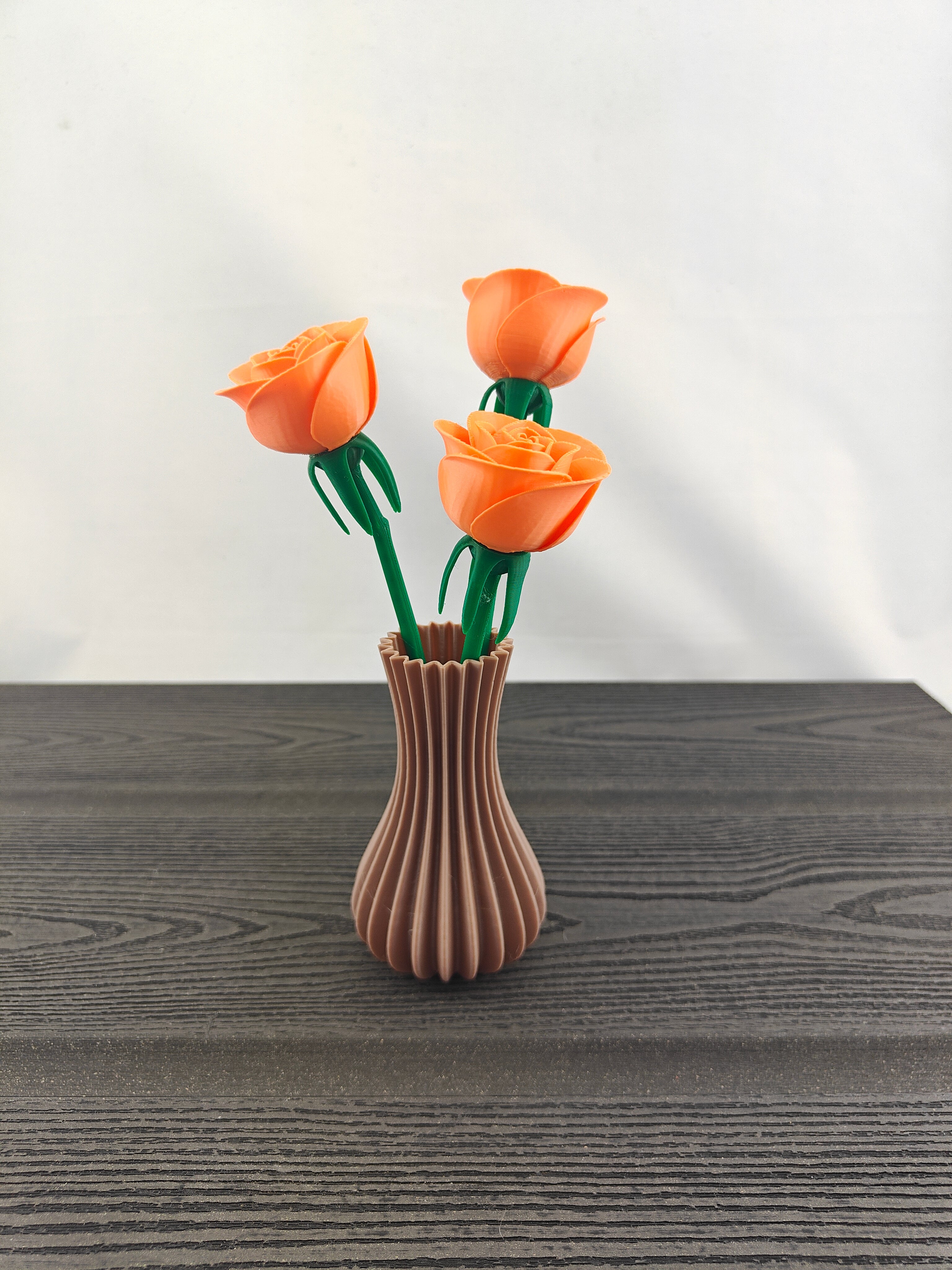 Rillet vase med 3 valgfri roser