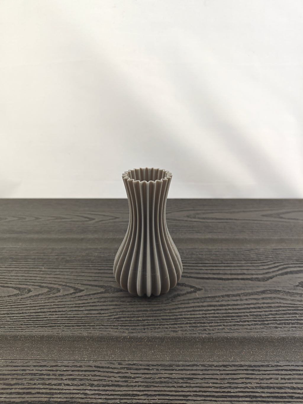 Rillet vase med 3 valgfri roser