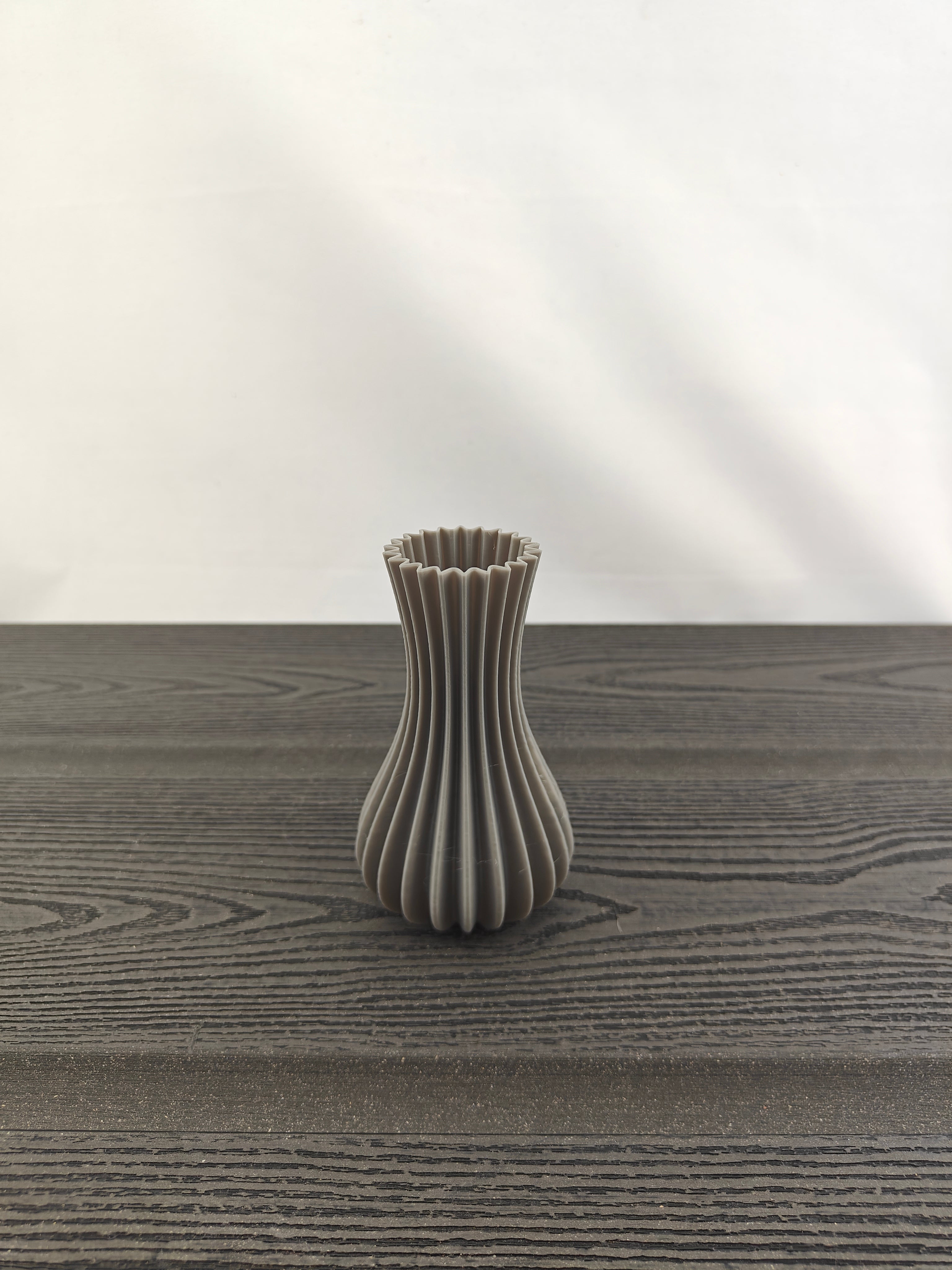 Rillet vase med 3 valgfri roser