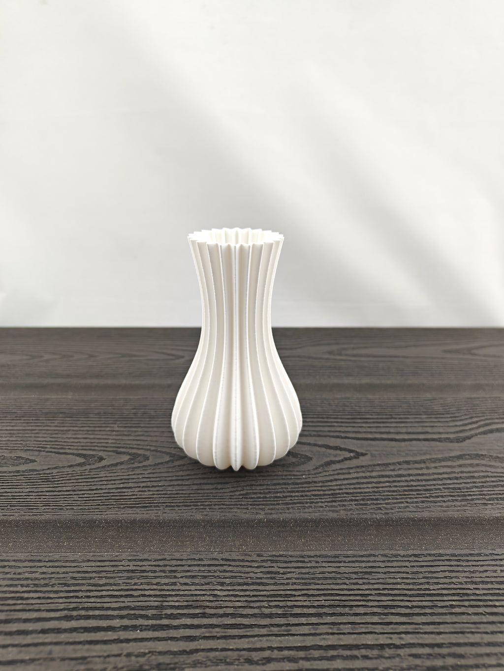 Rillet vase med 3 valgfri tulipaner