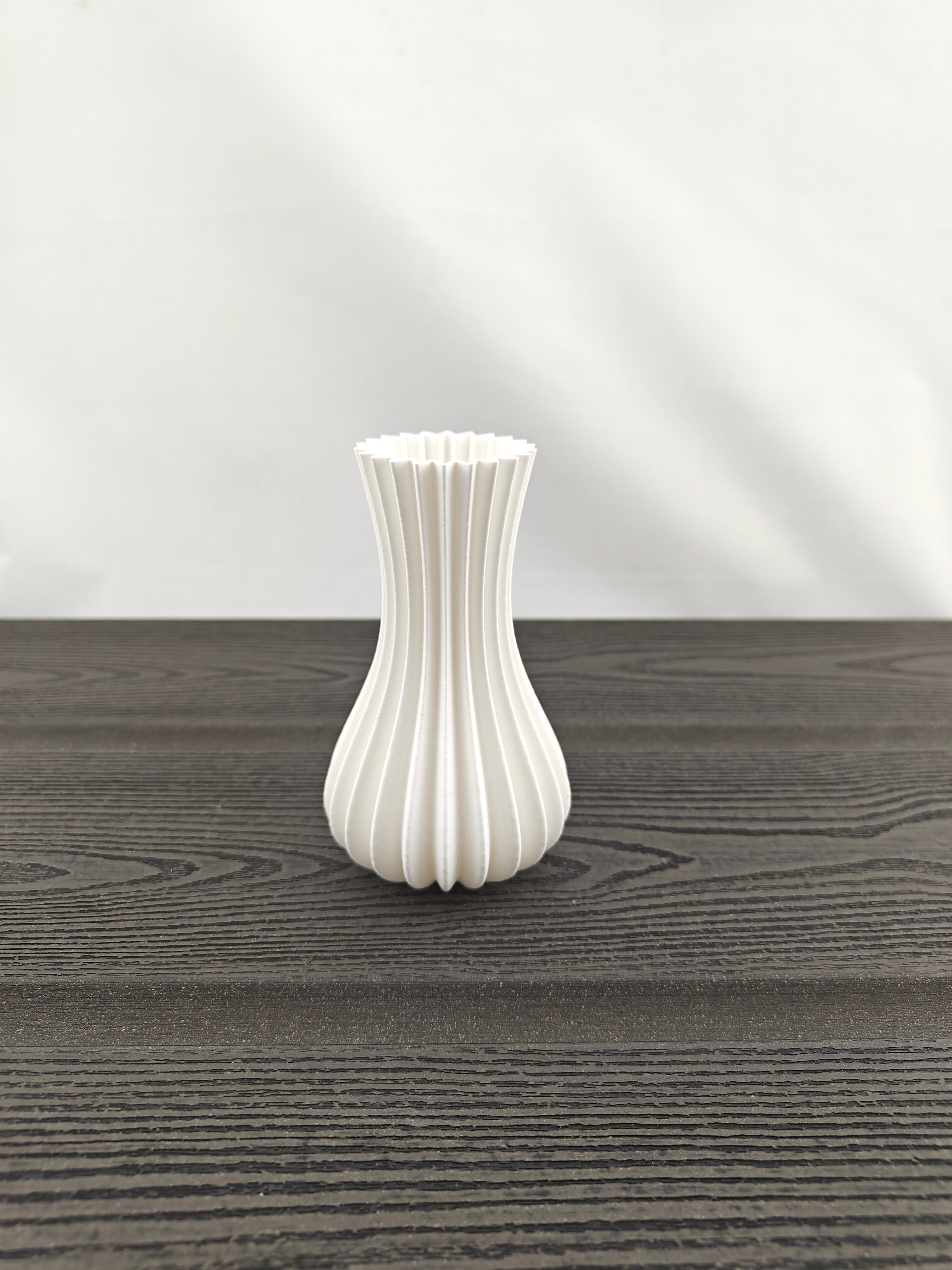 Rillet vase med 3 valgfri tulipaner