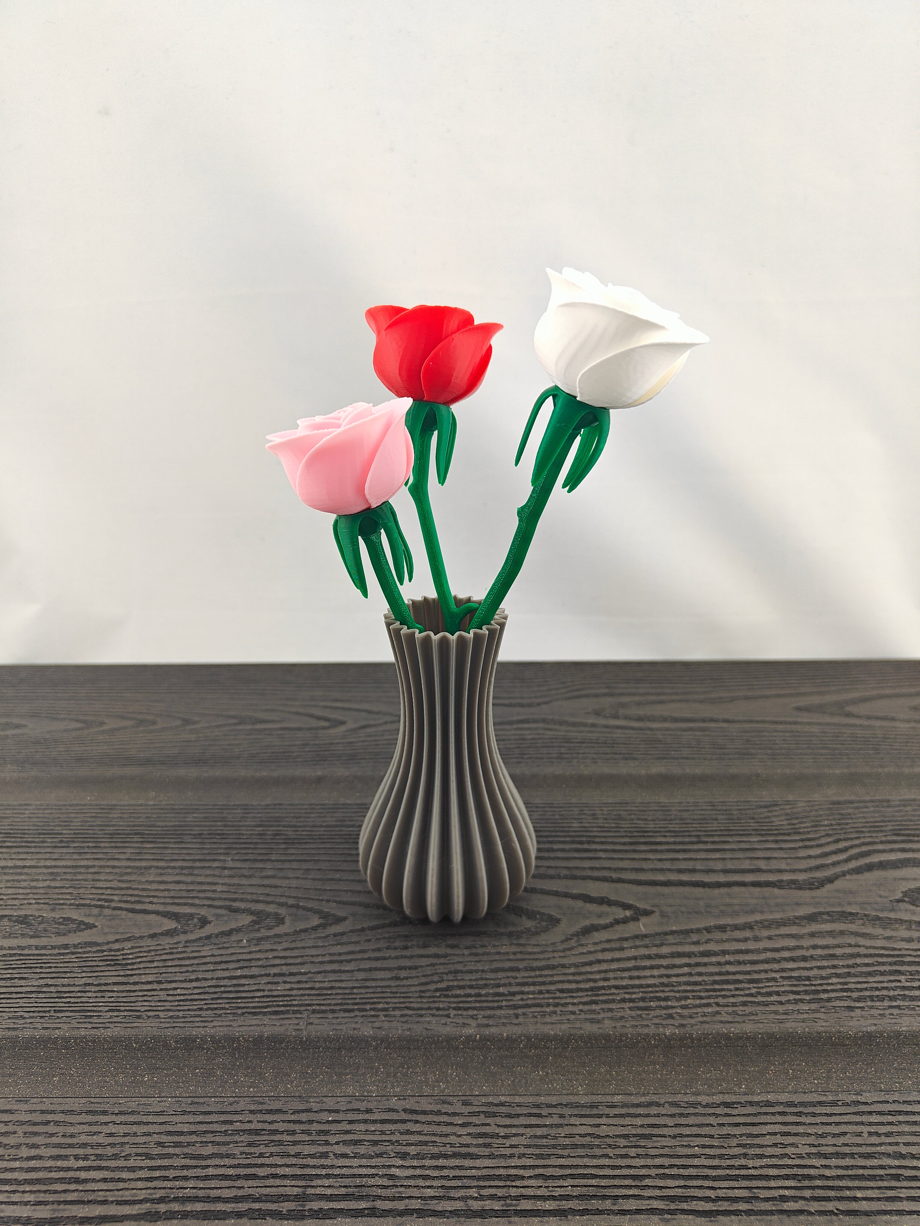Rillet vase med 3 valgfri roser