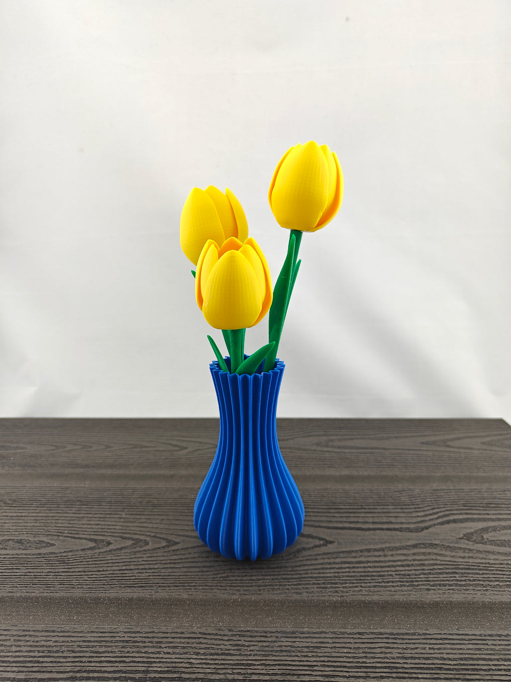 Rillet vase med 3 valgfri tulipaner