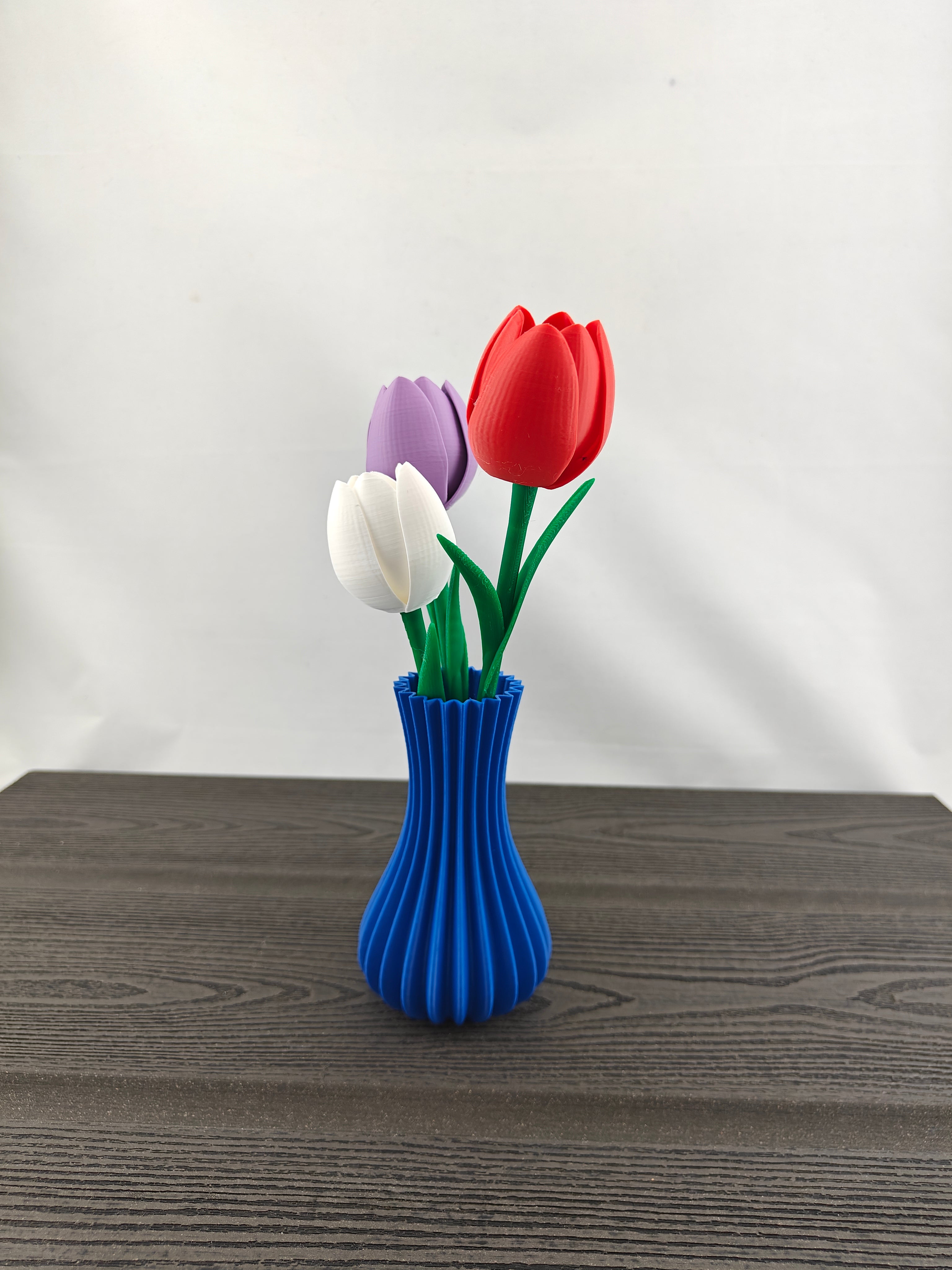 Rillet vase med 3 valgfri tulipaner